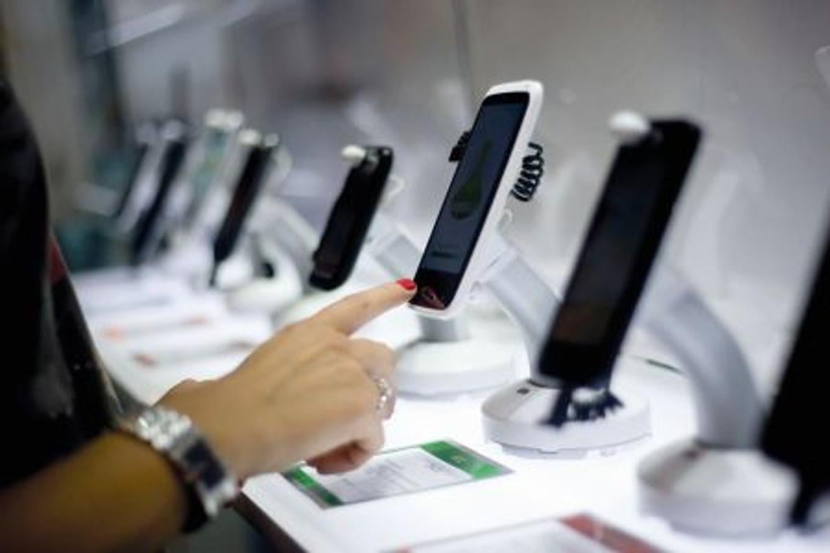 Smartphone Display Rack Transforming UK Tech Stores with Smart Smartphone Display Racks and ...